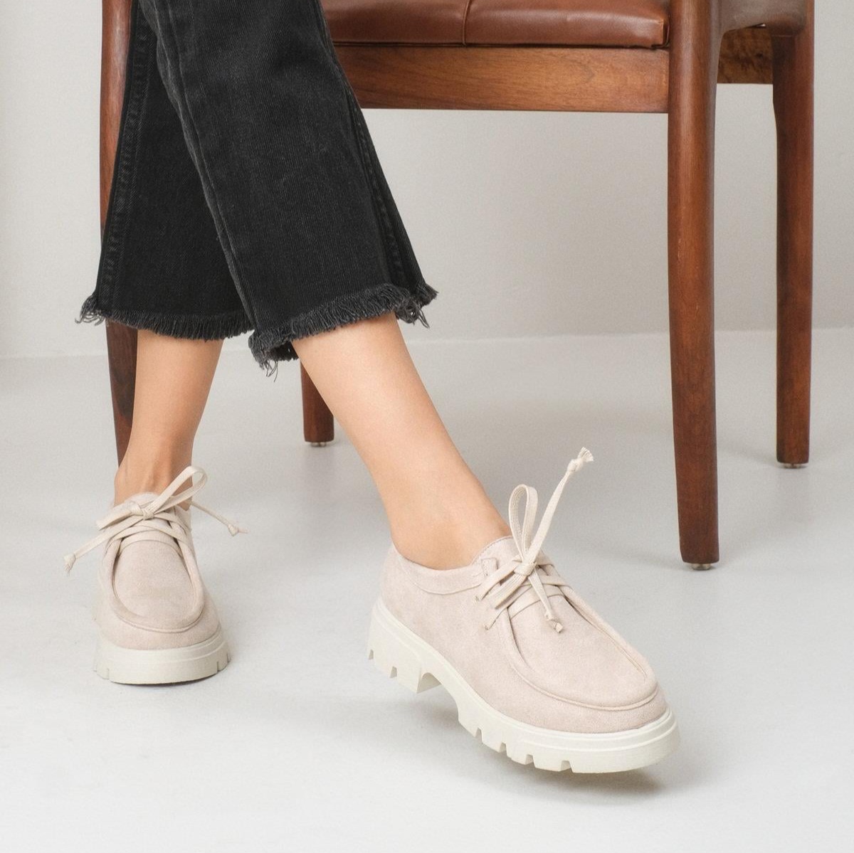 Pantofi CARLA bej din piele întoarsă